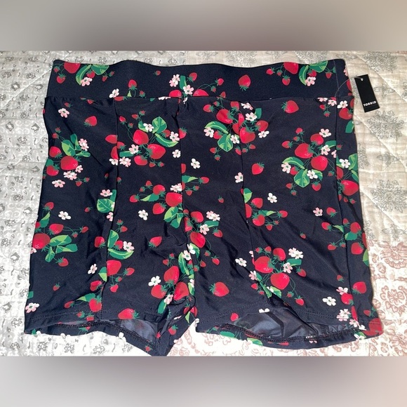 Retro Chic by Torrid flutter sleeve top and shorts strawberry bathing.  Size 0x - Picture 3 of 10
